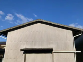 切妻屋根の倉庫